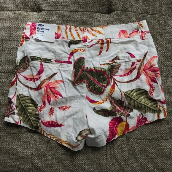 Old Navy White Floral Print Mid Rise Everyday Short Size 2 - Picture 3 of 7